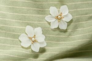 Flower Earrings Zara White Stud Pearl Lucite Gold Statement Exaggerated VTG